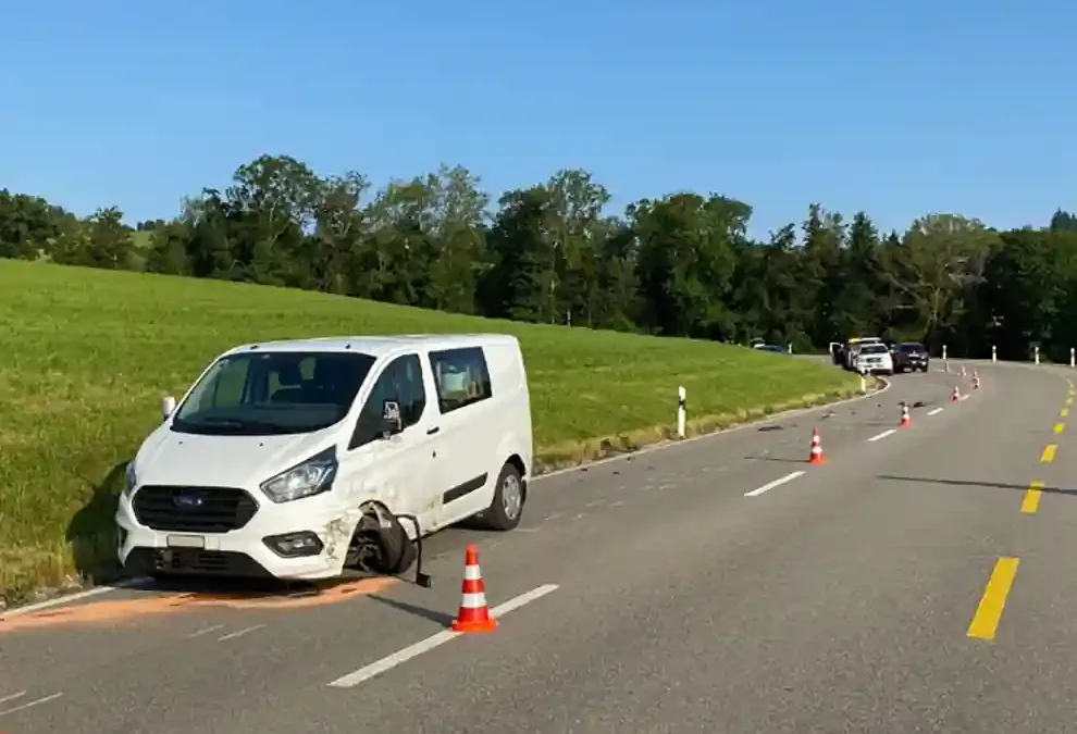 Baar ZG – Ein Unfallverursacher und vier beschädigte Fahrzeuge