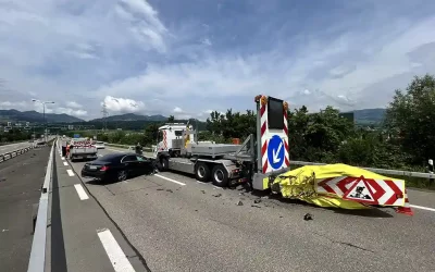 Schmerikon SG – Auto fährt in Prellbock