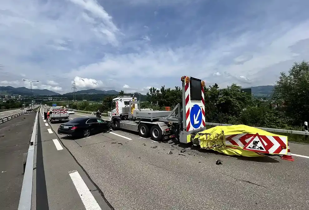 Schmerikon SG – Auto fährt in Prellbock