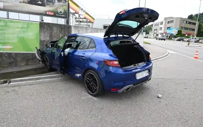 Wil SG – Auto prallt in Betonmauer