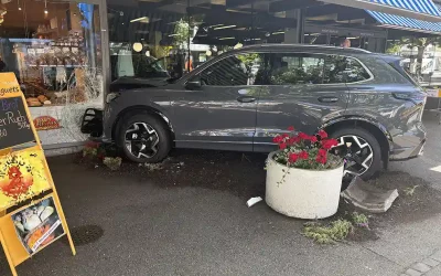 Muttenz BL – Personenwagen kollidiert mit Schaufenster