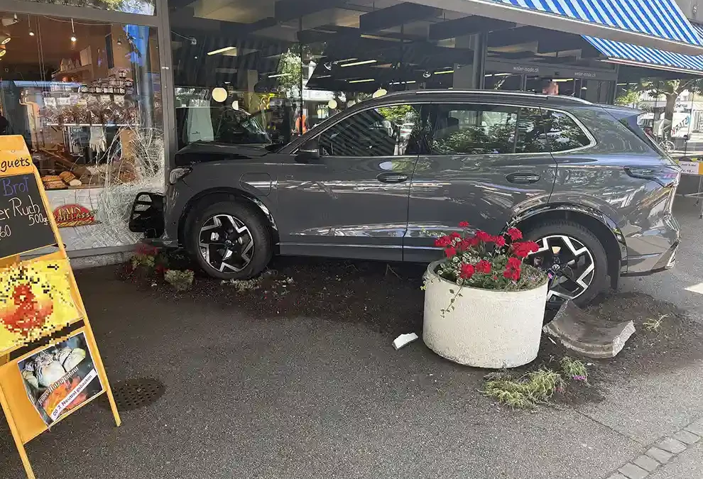 Muttenz BL – Personenwagen kollidiert mit Schaufenster