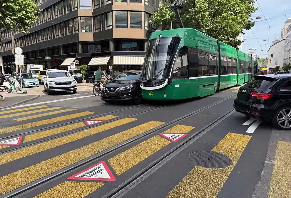 Aeschenvorstadt BS – Kollision zwischen Auto und Tram