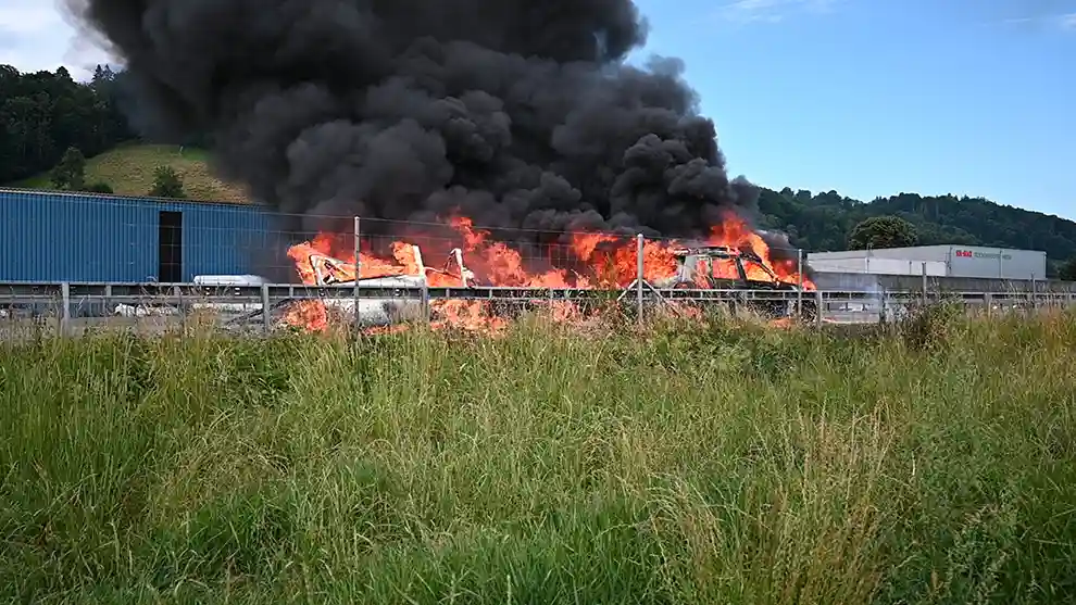 St.Margrethen SG – Auto und Wohnwagen in Brand geraten