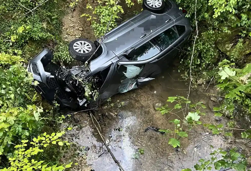 Basel-Landschaft BL – Personenwagen landet in Bachbett