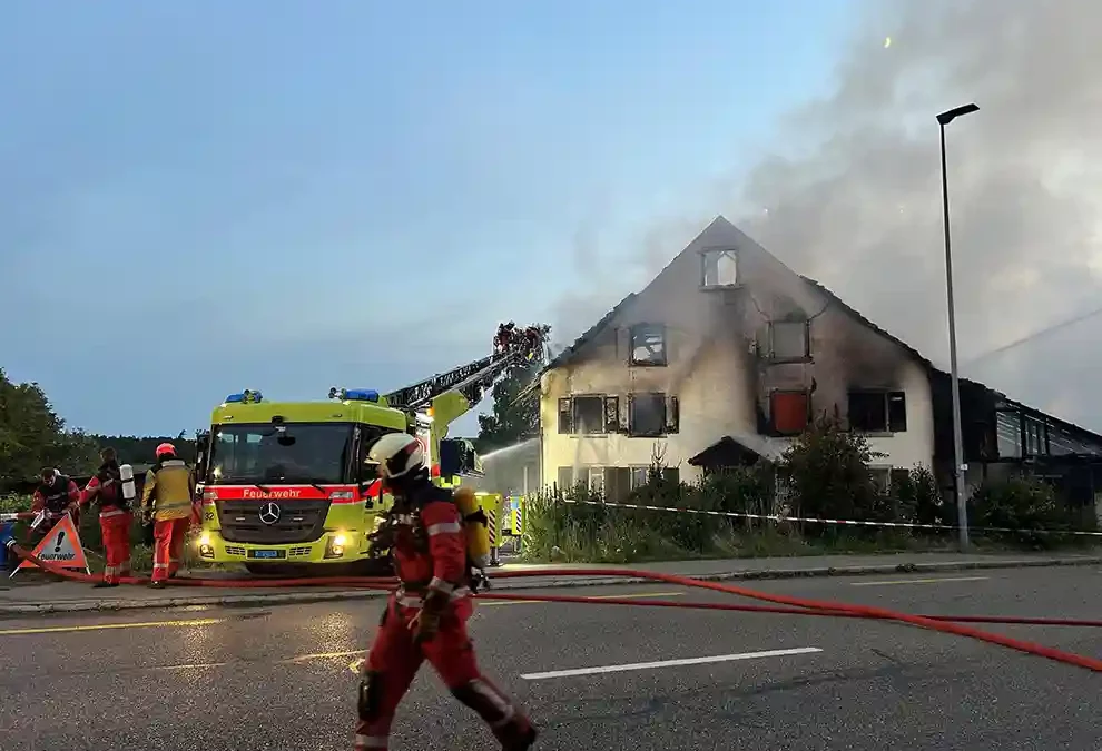 Tagelswangen ZH – Feuer zerstört altes Bauernhaus