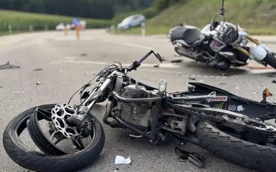 Hofstetten ZH – Zwei Töfffahrer nach Kollision verletzt