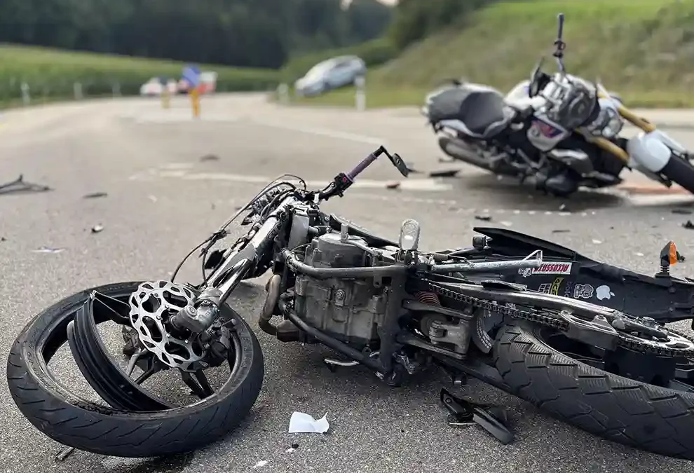 Hofstetten ZH – Zwei Töfffahrer nach Kollision verletzt