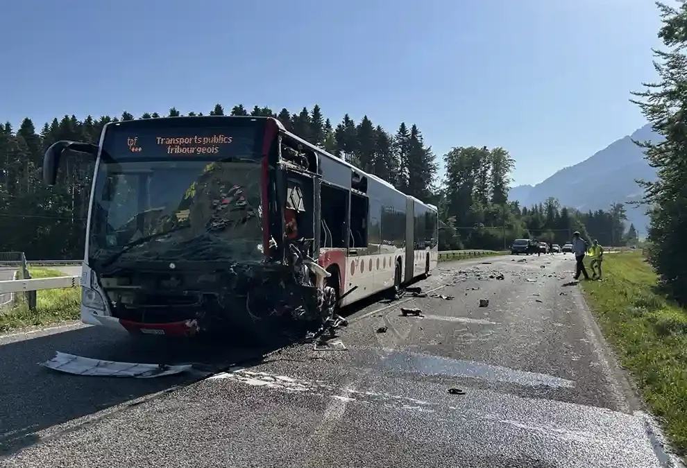 Freiburg – Zusammenstoss zwischen einem Auto und einem Bus