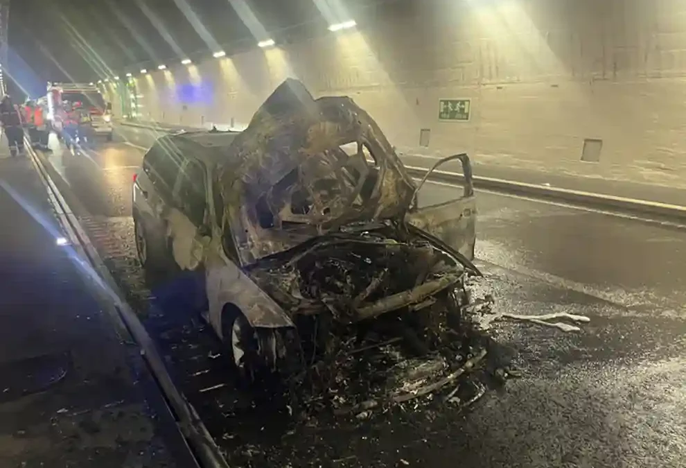 Baselland – Fahrzeugbrand erfordert Feuerwehreinsatz