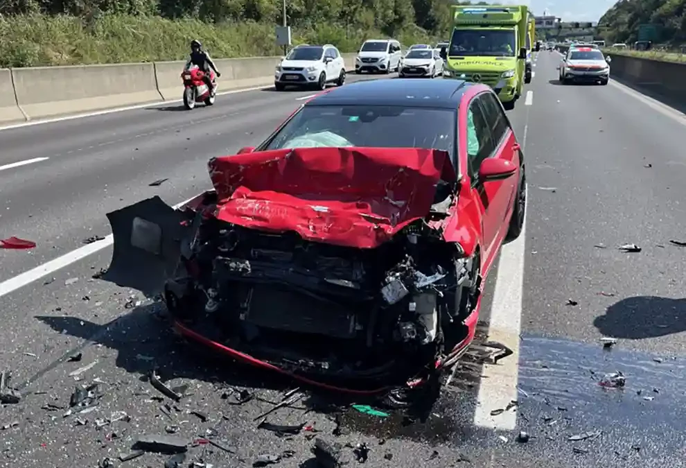 Baselland – Auffahrkollision mit vier involvierten Fahrzeugen – sieben Personen verletzt