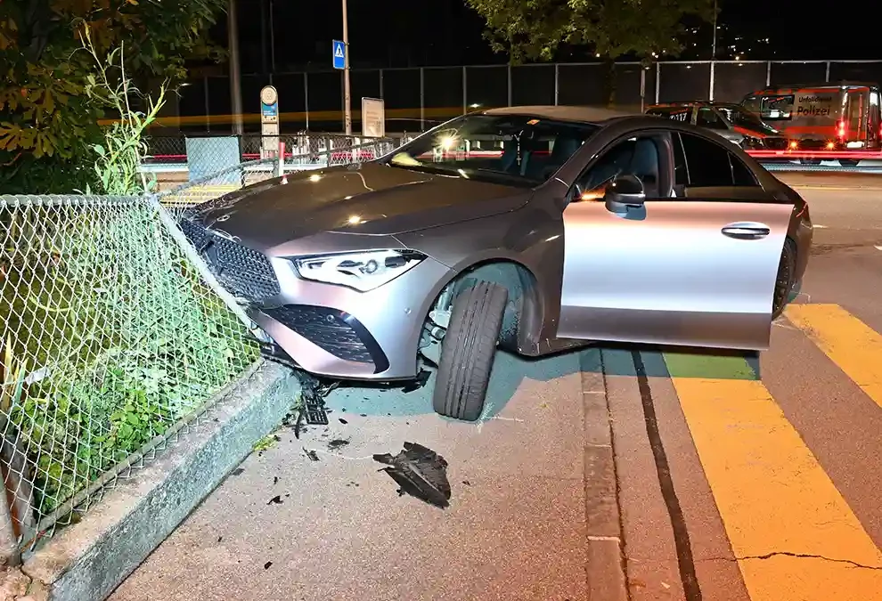 Kriens LU – Selbstunfall Flucht mit entwendetem Auto