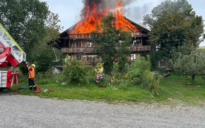 Fahrni b. Thun BE – Dachstock eines Bauernhauses in Vollbrand
