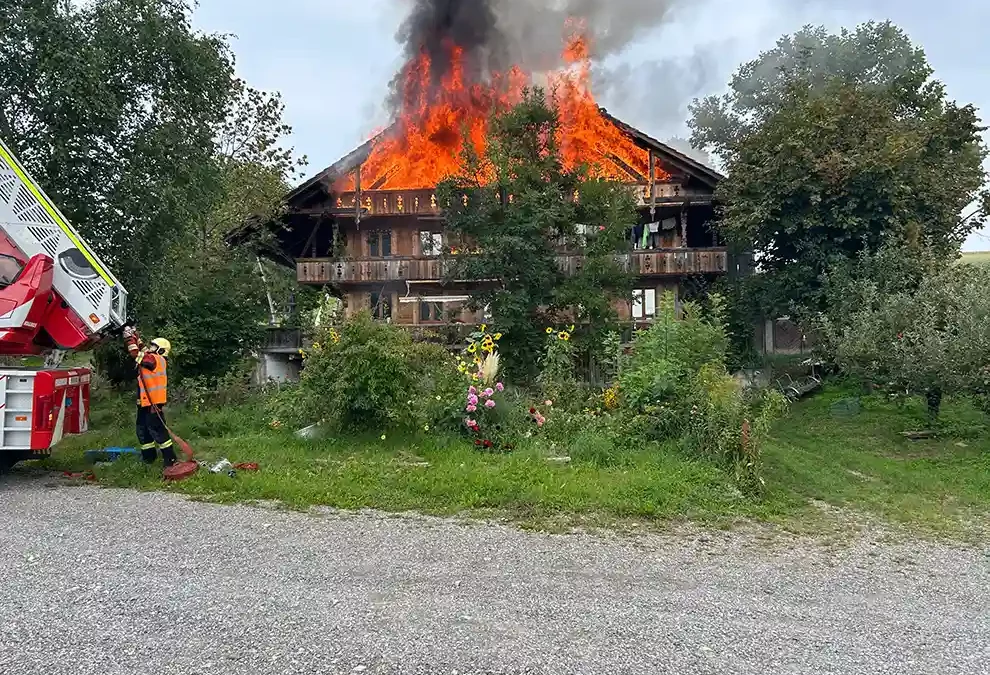 Fahrni b. Thun BE – Dachstock eines Bauernhauses in Vollbrand