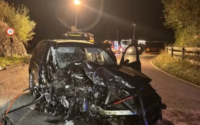 Liesberg BL – Personenwagen kollidiert mit Felswand