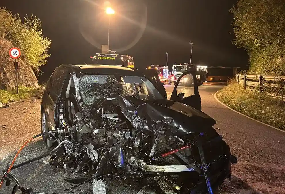 Liesberg BL – Personenwagen kollidiert mit Felswand