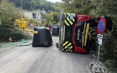 Riehen BS – Lastwagen kippt beim Abbiegen