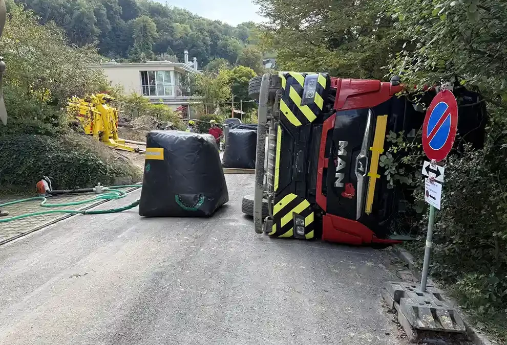 Riehen BS – Lastwagen kippt beim Abbiegen