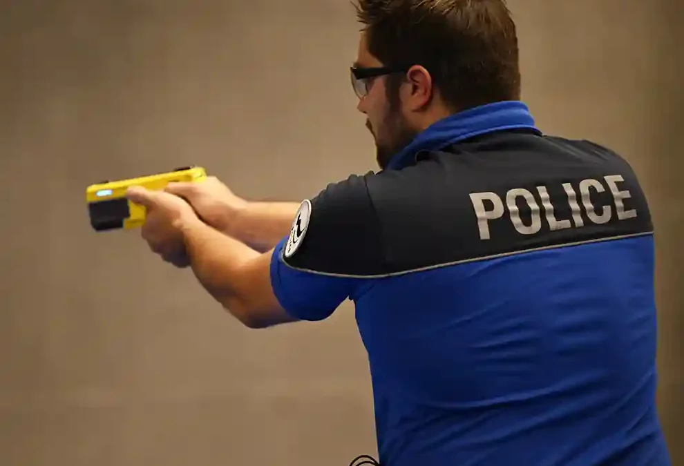 Die Kantonspolizei Freiburg führt den «Taser» als Zwangsmittel für ihre Beamtinnen und Beamten im Einsatz ein