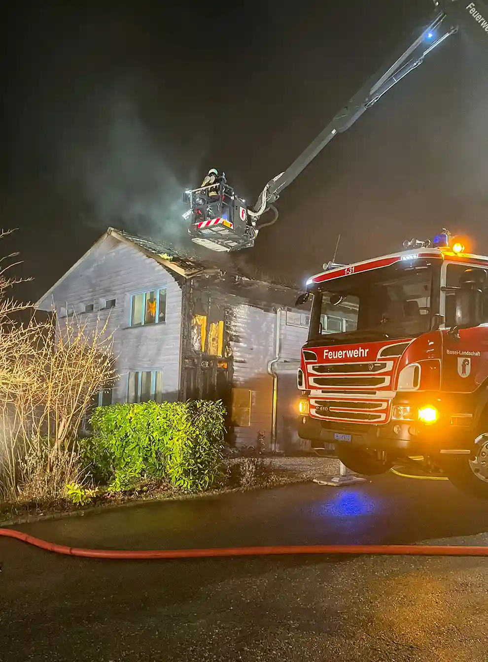 Brandausbruch an Einfamilienhaus erfordert Feuerwehreinsatz Brandausbruch an Einfamilienhaus erfordert Feuerwehreinsatz