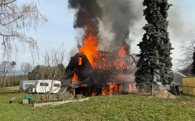 Schüpfen BE – Bauernhaus und Stall in Vollbrand
