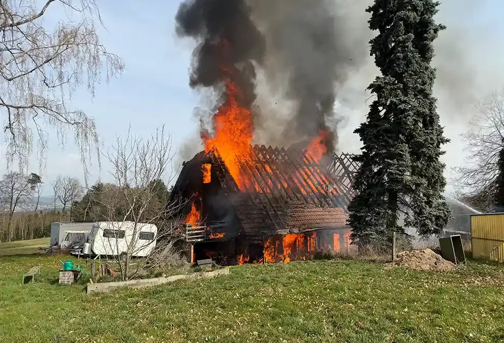 Schüpfen BE – Bauernhaus und Stall in Vollbrand