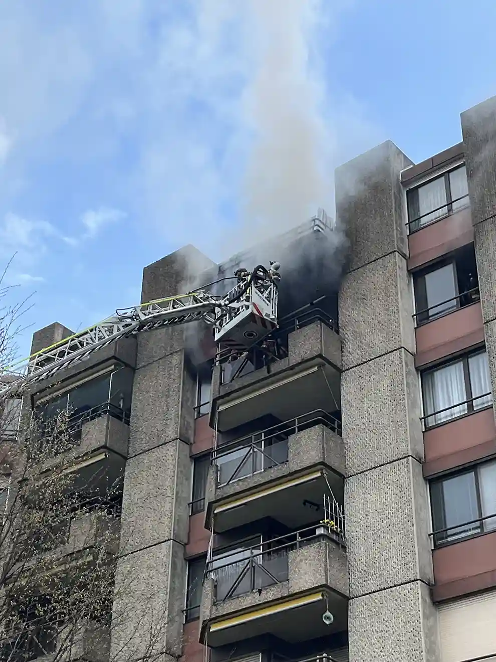 Am Montagmittag ist es in Köniz zu einem Brand in einem Mehrfamilienhaus gekommen. Am Montagmittag ist es in Köniz zu einem Brand in einem Mehrfamilienhaus gekommen.